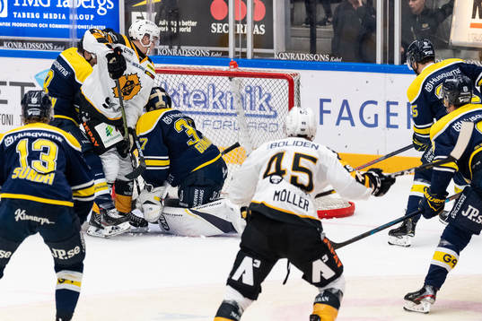 Skellefteås Linus Lindström styr in pucken