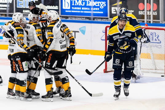 Skellefteås Linus Lindström klappas om av lagkamrater