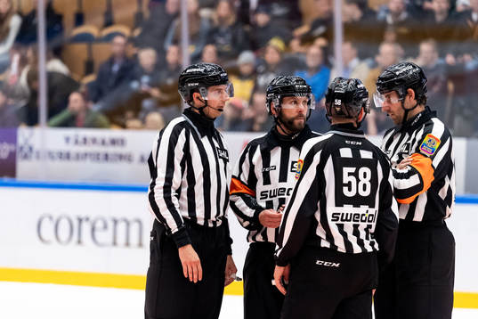 Domarna Marcus Lindeoch Mikael Sjöqvist diskuterar med