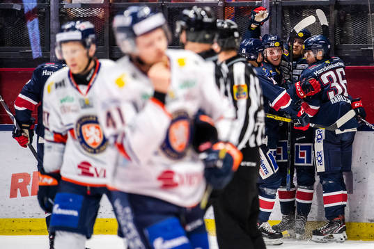 Linköpings Henrik Törnqvist jublar med lagkamrater