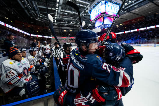 Linköpings Joe Whitney jublar med lagkamrater