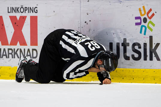 Domare Peter Almerstedt har ont
