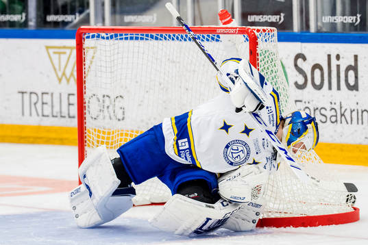 Leksands målvakt Janne Juvonen tittar på pucken som går
