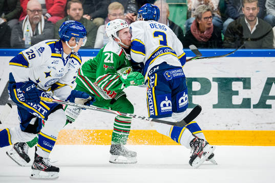 Rögles Nils Höglander blir tacklad av Leksands August Berg
