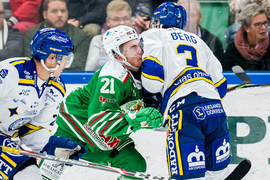 Rögles Nils Höglander blir tacklad av Leksands August Berg