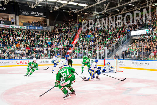 Rögles Leon Bristedt skjuter mot Leksands målvakt Janne
