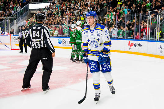 Leksands Calle Själin deppar medan Rögles spelare jublar