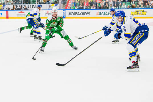 Rögles Dominik Bokk bevakas av Leksands spelare