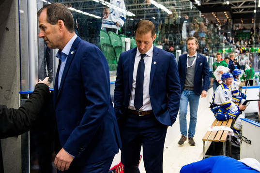 Rögles tränare Cam Abbott deppar när han lämnar båset