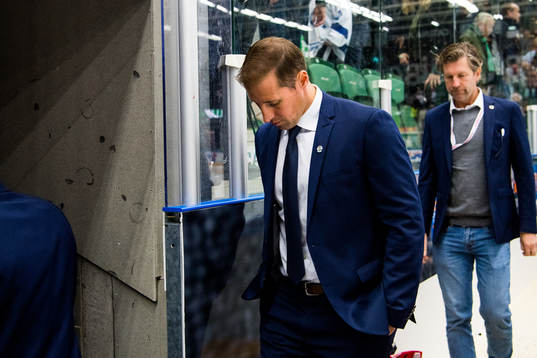 Rögles tränare Cam Abbott deppar när han lämnar båset