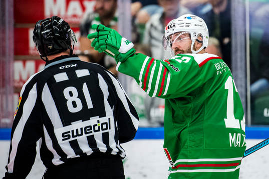 Rögles Taylor Matson protestarar mot Linjedomare Anders