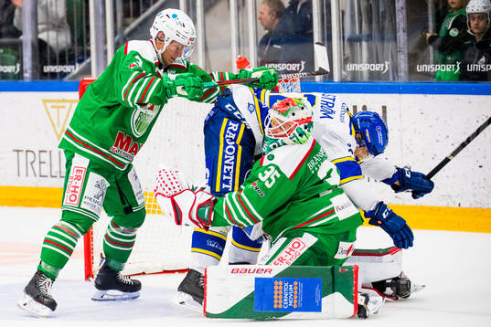 Leksands Sebastian Wännström hälsar på hos Rögles