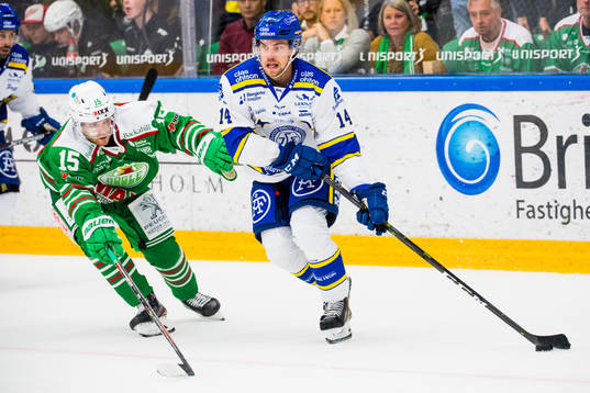 Leksands Oskar Lang jagas av Rögles Simon Ryfors