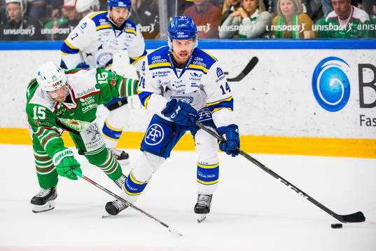 Leksands Oskar Lang jagas av Rögles Simon Ryfors