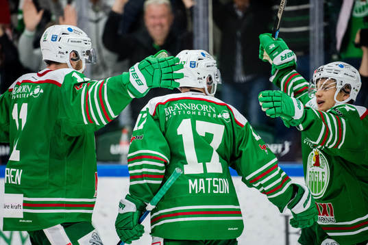 Rögles Mattias Sjögren och Leon Bristedt jublar och