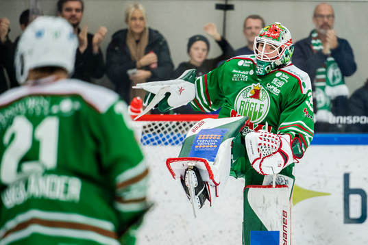 Rögles målvakt Roman Will jublar