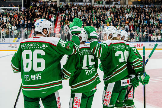 Rögles Simon Ryfors kramas om av lagkamrater