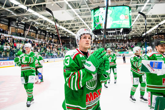 Rögles Niklas Hansson tackar publiken