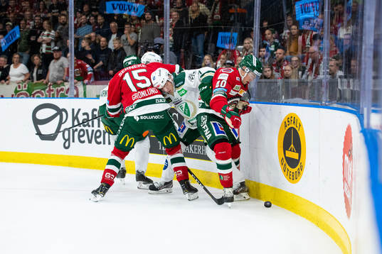 Färjestads Jarno Kärki och Johan Ivarsson mot Frölundas