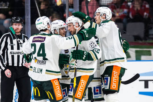 Färjestads Per Åslund jublar med lagkamrater