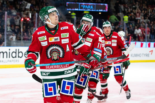 Frölundas Nicklas Lasu jublar med lagkamrater