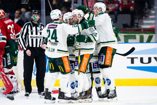 Färjestads Per Åslund jublar med lagkamrater