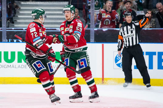 Frölundas Simon Hjalmarsson jublar ihop med Patrik Carlsson