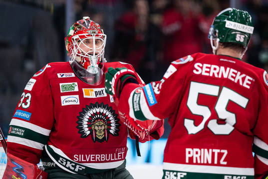 Frölundas målvakt Johan Mattsson jublar med David Printz