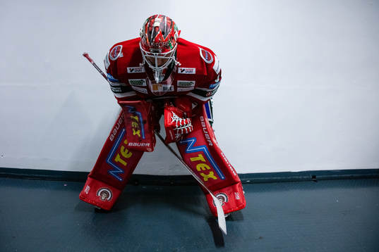 Frölundas målvakt Johan Mattsson innan ishockeymatchen i