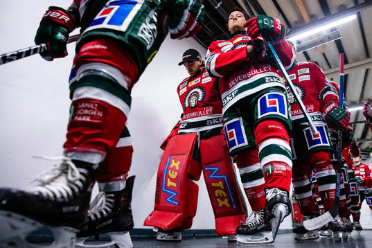 Frölundas Rhett Rakshani innan ishockeymatchen i SHL