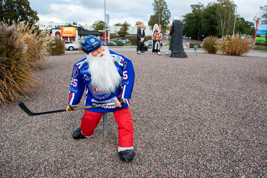 En jultomte med Oskarshamns matchtröja på sig