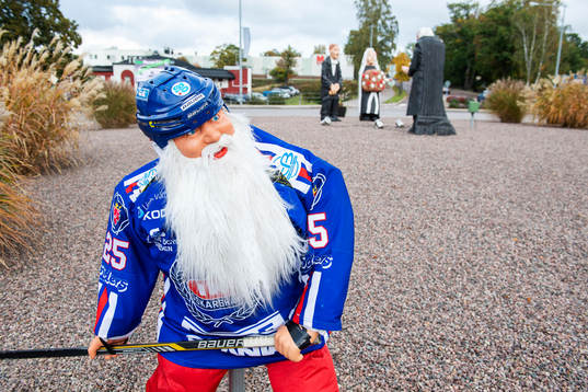 En jultomte med Oskarshamns matchtröja på sig
