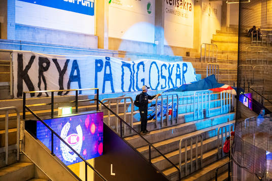 En banderoll med texten ”Krya på dig Oskar” som en