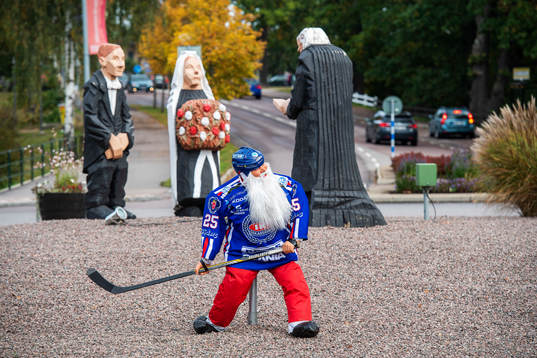 En jultomte med Oskarshamns matchtröja på sig