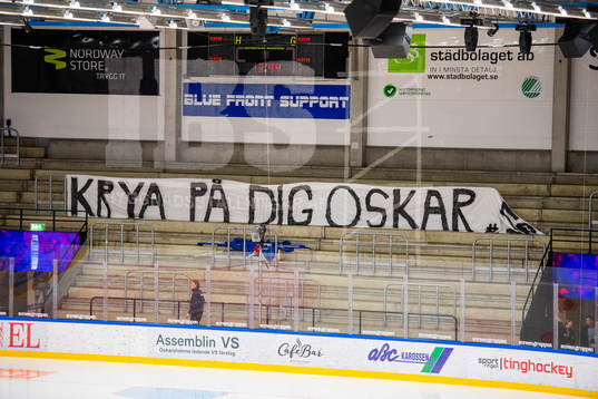 En banderoll med texten ”Krya på dig Oskar” som en