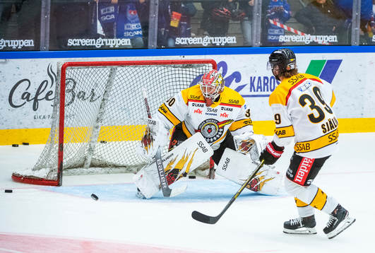 Luleås Pontus Själin och målvakt David Rautio