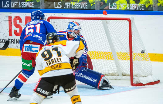 Luleås Petter Emanuelsson , ej i bild, gör 1-1 bakom