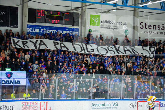 Oskarshamns supportrar med en banderoll med texten ”Krya