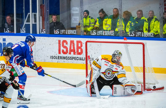 Oskarshamns Joakim Thelin och Luleås målvakt Joel