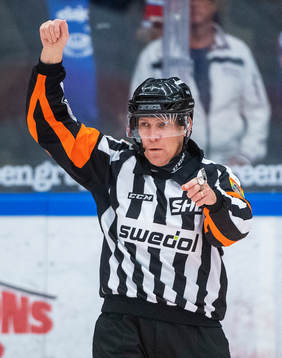 Domaren Morgan Johanssonunder ishockeymatchen i SHL mellan