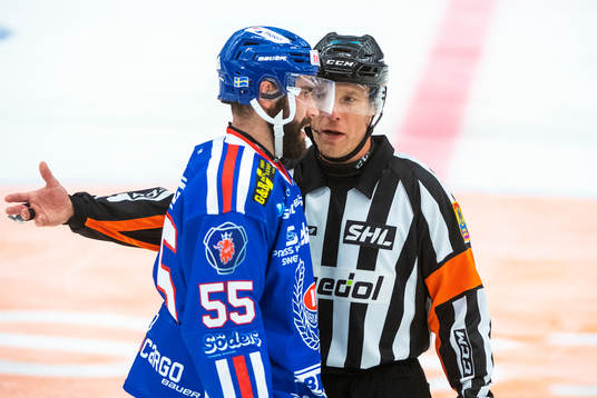 Oskarshamns Johan Alm diskuterar ett domslut med domaren