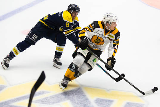 s Nils Andersson och Skellefteås Jonatan Berggren