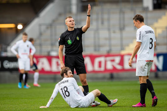 Den Finska domaren Atte Jussila och Brommapojkarnas Marcus