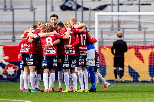Örgrytes Oliver Stanisic laddar med laget