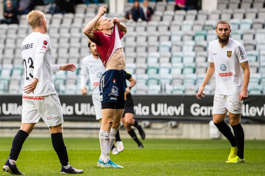 Örgrytes Gustav Ludwigson i mitten deppar