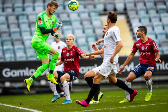 Brommapojkarnas målvakt Simon Graasvoll mot Örgrytes