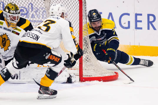 s Linus Fröberg och Skellefteås målvakt Gustaf Lindvall