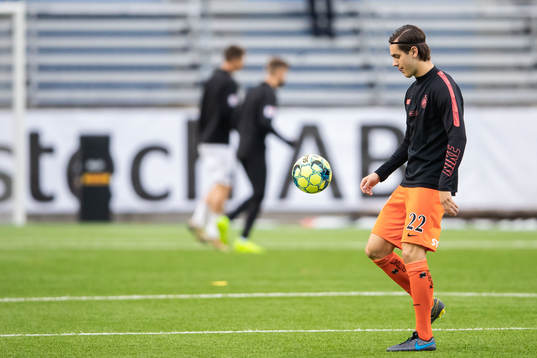 AFC Eskilstunas Adi Nalic värmer upp