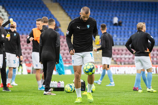 Malmö FFs Guillermo Molins värmer upp