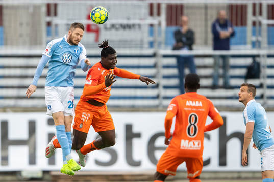 Malmö FFs Lasse Nielsen och AFC Eskilstunas Onyedikachukwu